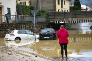 Copyright Fotocronache Germogli (16 marzo 2025): Sesto Fiorentino dopo l'alluvione causata dal torrente Rimaggio, volontari al lavoro.