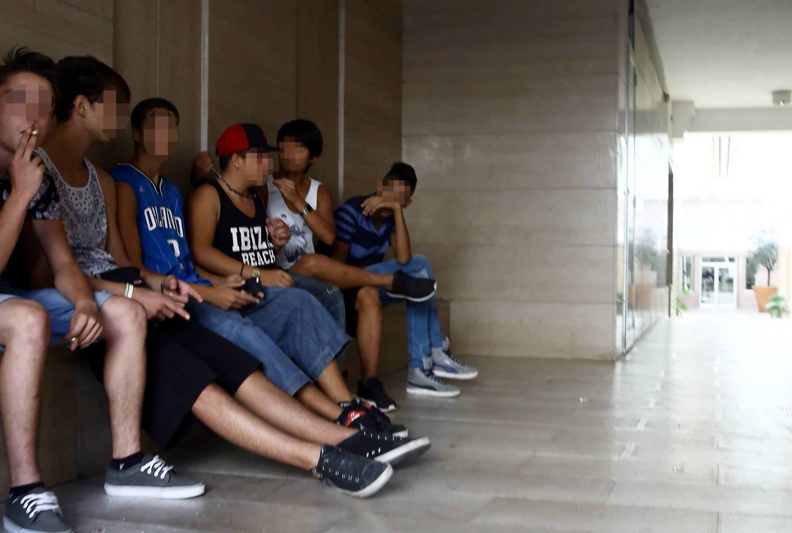 GERMOGLI PH 9 SETTEMBRE 2015 SESTO FIORENTINO GALLERIA COMMERCIALE FOSCO GIACHETTI I RESIDENTE SI LAMENTANO DELLE BABY GANG GIOVANI VANDALI CHE DISTURBANO I PASSANTI