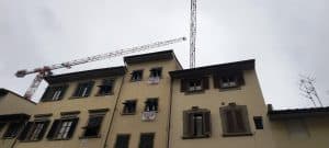 cartelloni di protesta appesi dai residenti di via San Gallo alle finestre