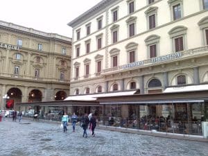 Wikimedia Commons https://commons.wikimedia.org/wiki/File:Kawiarnia_Paszkowski_na_Placu_Republiki.jpg