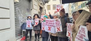 I residenti di via San Gallo hanno manifestato oggi contro la costruzione dell'hotel di lusso con le due torri di 23 metri davanti alle loro finestre