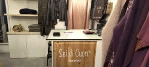 Il banco cassa del negozio rapinato