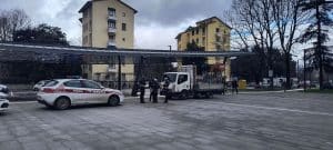 Polizia municipale e vigili del fuoco hanno interdetto il mercato di piazza dell'Isolotto e circoscritto l'area