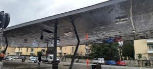 I pannelli della tettoia di piazza dell'Isolotto presentano distacchi e fitte per le pallonate dei ragazzi che ci giocano la notte o quando piove