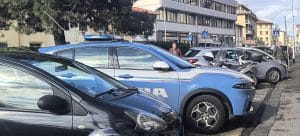 La polizia acquisisce le prove per identificare l'autore