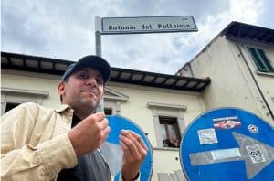 Il cartello apposto per errore in via Bronzino (foto Marco Mori)