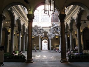 https://commons.wikimedia.org/wiki/File:Cortile_di_palazzo_strozzi,_2012,_01.JPG