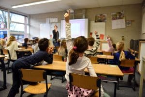 scuola elementare studenti scolari bambini scuole