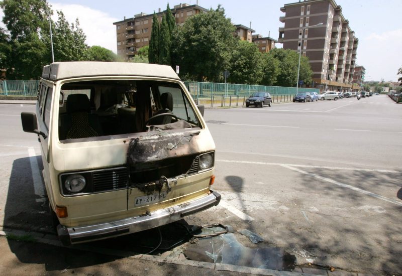 GERMOGLI PH:27-07-06 FIRENZE VIA MAGELLANO CAMPER INCENDIATO DAL PIROMANE SOLITARIO