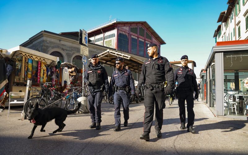 14 NOVEMBRE 2024 FIRENZE CARABINIERI CONTROLLO STRAORDINARIO DEL TERRITORIO CON L' AUSILIO DEI MILITARI DELLA CIO INTERVENTO OPERATIVO MERCATO DI SAN LORENZO