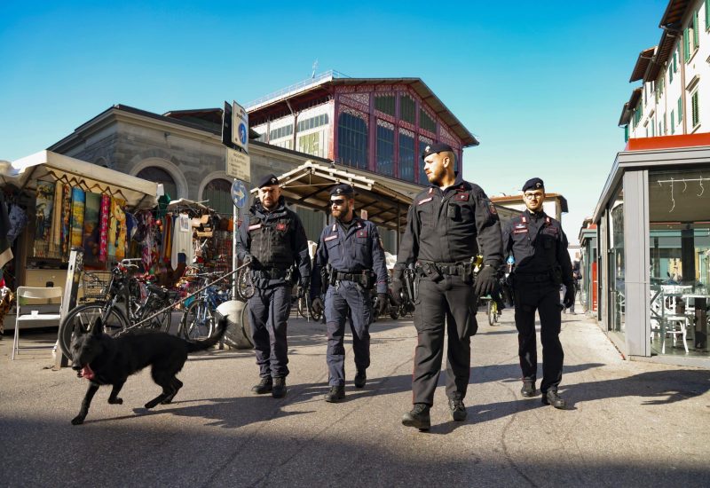 14 NOVEMBRE 2024 FIRENZE CARABINIERI CONTROLLO STRAORDINARIO DEL TERRITORIO CON L' AUSILIO DEI MILITARI DELLA CIO INTERVENTO OPERATIVO MERCATO DI SAN LORENZO