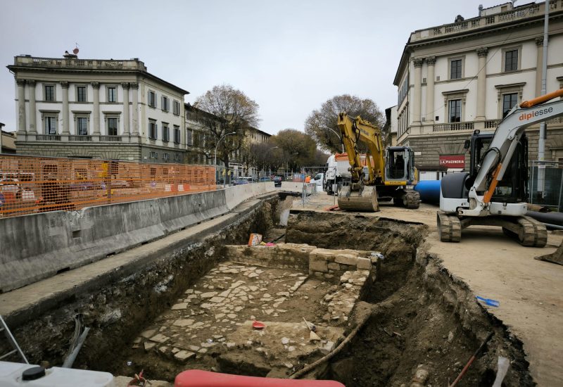 Una veduta dall'alto degli scavi di piazza Beccaria mura arnolfiane