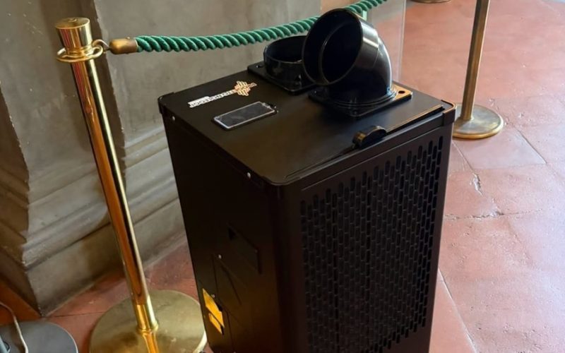 il finto condizionatore del Salone dei Cinquecento. Facebook