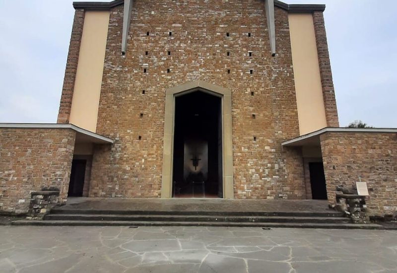 Facciata_Chiesa_di_Santa_Maria_Madre_delle_Grazie_in_Piazza_dell'Isolotto
