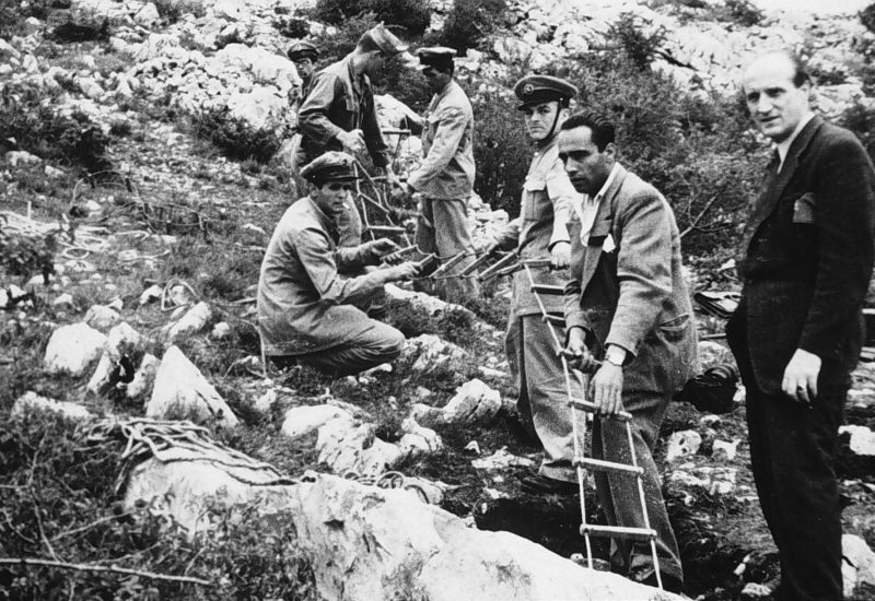 A27-12/02/97-ROMA-CRO: FOIBE; SCOPERTA FOSSA COMUNE IN FRIULI.   Un' immagine d' archivio dell' ingresso di una foiba scoperta in Friuli nel dopoguerra.     PAL     ARCHIVIO / ANSA