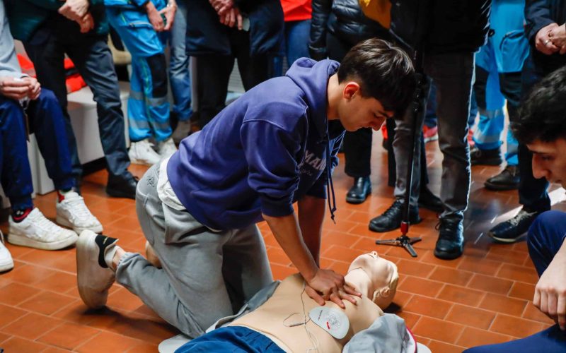 GERMOGLI PH: 1 FEBBRAIO 2024 SESTO FIORENTINO SCUOLA SUPERIORE IISS PIERO CALAMANDREI AUDITORIUM PROGETTO GIOVANI SICURI CORSI DI PRIMO SOCCORSO MASSAGGIO CARDIACO E DEFIBRILLATORE NELLA FOTO