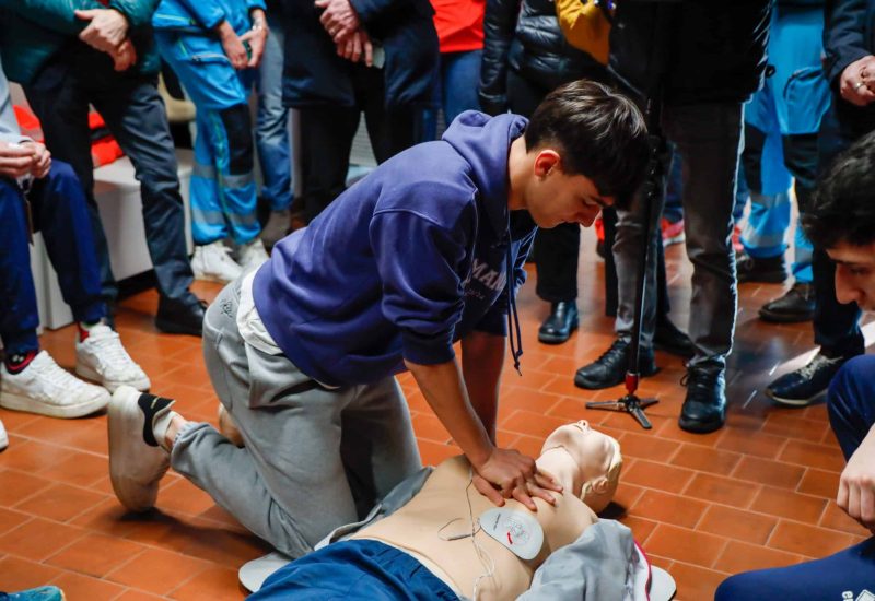 GERMOGLI PH: 1 FEBBRAIO 2024 SESTO FIORENTINO SCUOLA SUPERIORE IISS PIERO CALAMANDREI AUDITORIUM PROGETTO GIOVANI SICURI CORSI DI PRIMO SOCCORSO MASSAGGIO CARDIACO E DEFIBRILLATORE NELLA FOTO