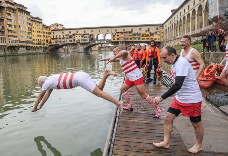 GERMOGLI PH 1 GENNAIO 2024 FIRENZE CANOTTIERI PONTE VECCHIO IL PRESIDENTE DELLA REGIONE TOSCANA EUGENIO GIANI SI TUFFA IN ARNO PER AUGURARE UN BUON ANNO