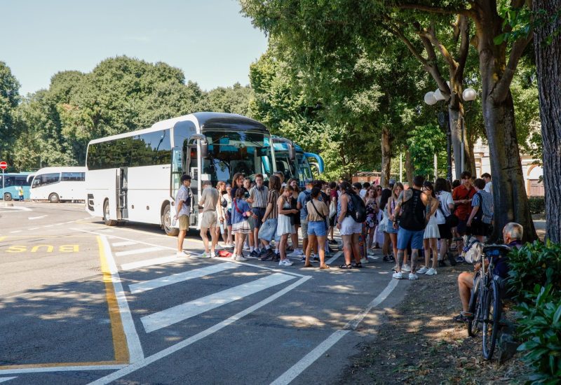 GERMOGLI PH: 1 LUGLIO 2025 FIRENZE PIAZZALE VITTORIO VENETO BUS TURISTICI SCARICANO TURISTI NEI NUOVI SPAZI DEDICATI