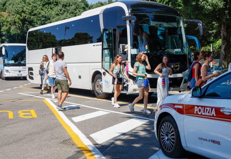 GERMOGLI PH: 1 LUGLIO 2025 FIRENZE PIAZZALE VITTORIO VENETO BUS TURISTICI SCARICANO TURISTI NEI NUOVI SPAZI DEDICATI