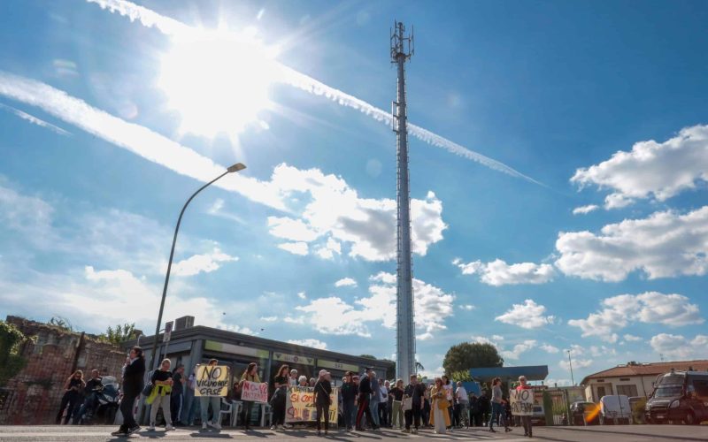GERMOGLI PH 10 MAGGIO 2024 CAMPI BISENZIO PROTESTA E MANIFESTAZIONE DEI CITTADINI DI VIA DELL'OLMO E VIA BARBERINESE CONTRO LA NUOVA ANTENNA TELEFONICA RIPETITORE 5G