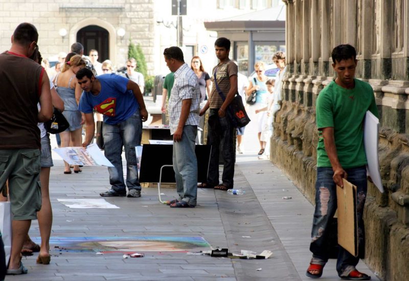 GERMOGLI PH: 11 AGOSTO 2010 FIRENZE CENTRO STORICO EXTRACOMUNITARI VENDITORI ABUSIVI STRANIERI VENDONO PER LE STRADE DISEGNI E MERCE CONTRAFFATTA AI TURISTI