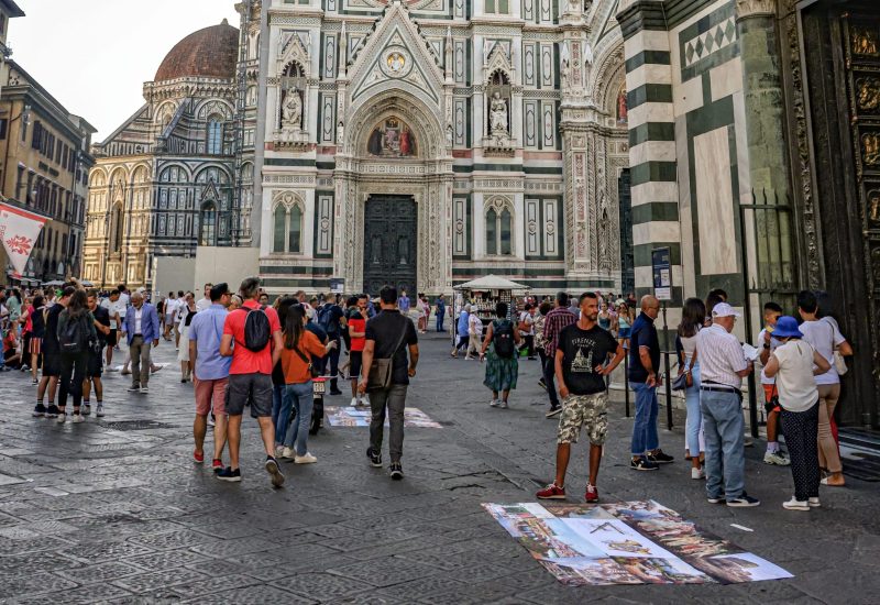 GERMOGLI PH: 11 SETTEMBRE 2022 FIRENZE PIAZZA DEL DUOMO CENTRO STORICO VENDITORI ABUSIVI EXTRACOMUNITARI