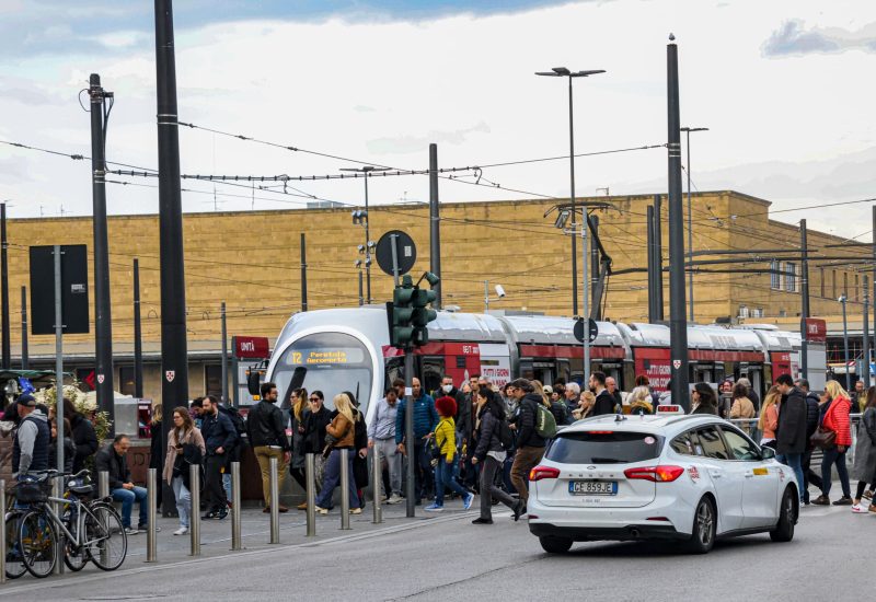 GERMOGLI PH: 13 NOVEMBREV 2022 FIRENZE PIAZZA DELLA STAZIONE TRAMVIA MEZZI PUBBLICI TAXI