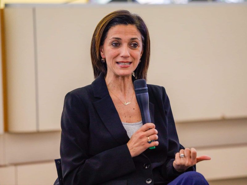 GERMOGLI PH 14 APRILE 2025 SCANDICCI SALA DEL CONSIGLIO COMUNALE PRESENTAZIONE DEL LIBRO A PENELOPE DI CRISTINA MANETTI CON LA DIRETTRICE AGNESE PINI NELLA FOTO CRISTINA MANETTI