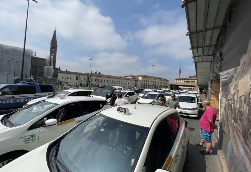 GERMOGLI PH: 14 GIUGNO 2021 FIRENZE STAZIONE DI SANTA MARIA NOVELLA TURISTI TURISMO RIPARTENZA TAXI