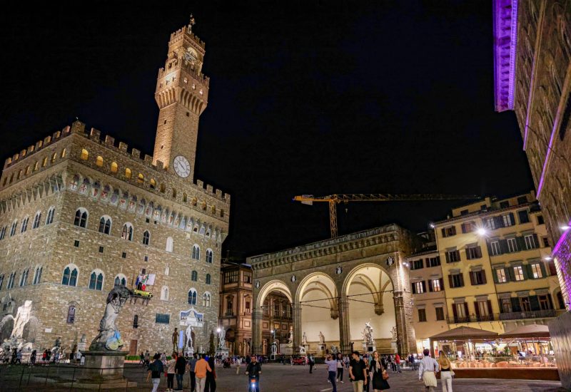GERMOGLI PH: 14 MAGGIO 2022 FIRENZE CENTRO STORICO NOTTURNO TURISTI IN PIAZZA DELLA SIGNORIA