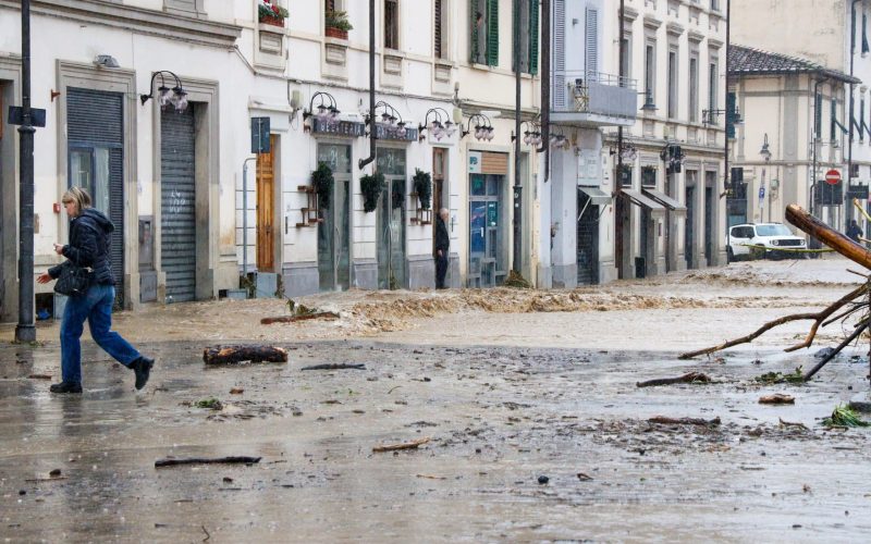 SESTO FIORENTINO BOMBA D’ACQUA ESONDAZIONE TORRENTE RIMAGGIO IN PIAZZA DEL MERCATO STRADE ALLAGATE DANNI MALTEMPO ALLERTA METEO GERMOGLI PH: 14 MARZO 2025 SESTO FIORENTINO BOMBA D'ACQUA ESONDAZIONE TORRENTE RIMAGGIO IN PIAZZA DEL MERCATO STRADE ALLAGATE DANNI MALTEMPO ALLERTA METEO NELLA FOTO