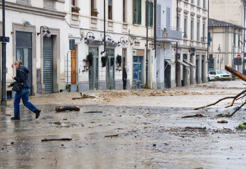 GERMOGLI PH: 14 MARZO 2025 SESTO FIORENTINO BOMBA D'ACQUA ESONDAZIONE TORRENTE RIMAGGIO IN PIAZZA DEL MERCATO STRADE ALLAGATE DANNI MALTEMPO ALLERTA METEO NELLA FOTO