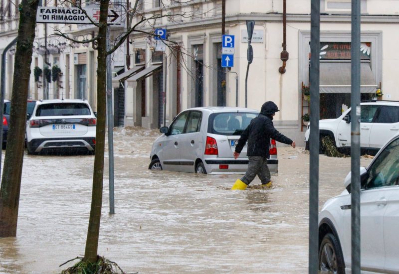 GERMOGLI PH: 14 MARZO 2025 SESTO FIORENTINO BOMBA D'ACQUA ESONDAZIONE TORRENTE RIMAGGIO IN PIAZZA DEL MERCATO STRADE ALLAGATE DANNI MALTEMPO ALLERTA METEO NELLA FOTO