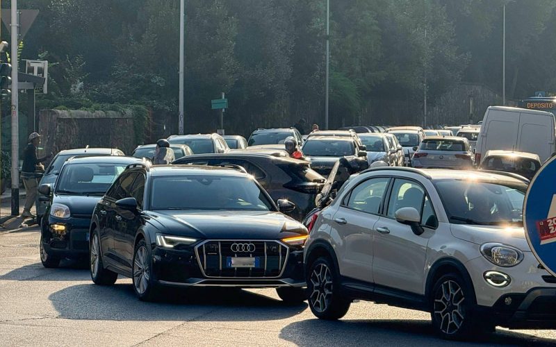 GERMOGLI PH 14 OTTOBRE 2025 FIRENZE VIA VITTORIO EMANUELE INCIDENTE STRADALE AUTO RIBALTATA SU UN LATO SUL POSTO I VIGILI DEL FUOCO CODE TRAFFICO