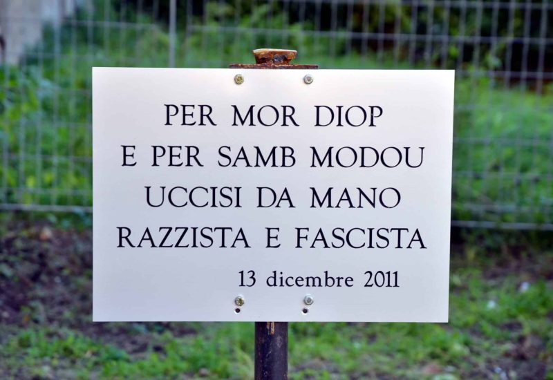 GERMOGLI PH: 15 DICEMBRE 2011 FIRENZE PIAZZA DALMAZIA LUOGO DUPLICE OMICIDIO SENEGALESI KILLER DI FIRENZE FIORI CERI LUMINI SOLIDARIETA' ALLE VITTIME TARGA IN MEMORIA DEI MORTI