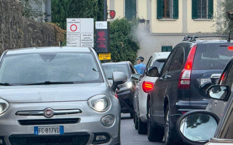 GERMOGLI PH 16 SETTEMBRE 2025 FIRENZE VIA BOLOGNESE LAVORI STRADALI CANTIERE CODE TRAFFICO INTENSO AUTO MOTO SCUDO VERDE ZTL POLIZIA LOCALE MUNICIPALE