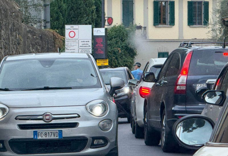 GERMOGLI PH 16 SETTEMBRE 2025 FIRENZE VIA BOLOGNESE LAVORI STRADALI CANTIERE CODE TRAFFICO INTENSO AUTO MOTO SCUDO VERDE ZTL POLIZIA LOCALE MUNICIPALE