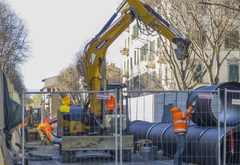 GERMOGLI PH: 18 MARZO 2025 FIRENZE PROSEGUONO I LAVORI PER LA REALIZZAZIONE DELLA NUOVA LINEA DELLA TRAMVIA CHE COLLEGHERA' FIRENZE A BAGNO A RIPOLI NELLA FOTO GLI OPERAI A LAVORO SUL CANTIERE DI VIALE EUROPA