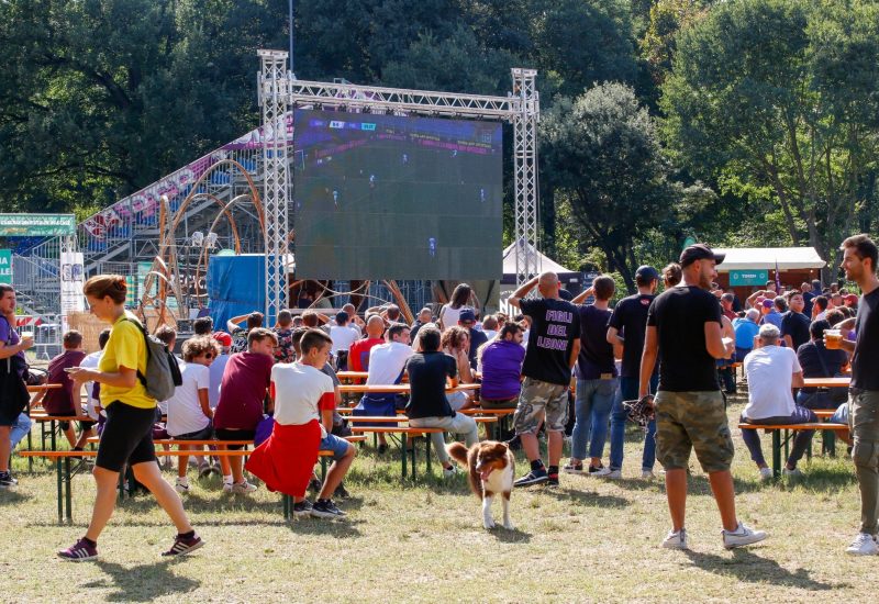 GERMOGLI PH: 18 SETTEMBRE 2021 FIRENZE PARCO DELLE CASCINE ULTRAVOX TIFOSI DELLA FIORENTINA GUARDANO LA PARTITA AL MAXISCHERMO NELLA FOTO