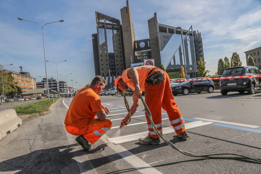 GERMOGLI PH 19 OTTOBRE 2017 FIRENZE VIALE GUIDONI MANUTENZIONE STRADE OPERAI RIFACIMENTO SEGNALETICA STRADALE LAVORI IN CORSO