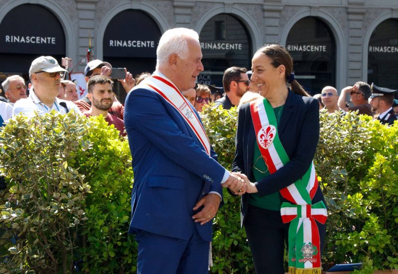 GERMOGLI PH: 2 GIUGNO 2025 FIRENZE PIAZZA DELLA REPUBBLICA E PIAZZA SIGNORIA FESTA DELLA REPUBBLICA CERIMONIA DELL'ALZABANDIERA E CONSEGNA DELLE ONORIFICENZE DELL'ORDINE AL MERITO DELLA REPUBBLICA NELLA FOTO EUGENIO GIANI SARA FUNARO
