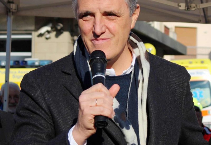 GERMOGLI PH: 22 DICEMBRE 2014 SIGNA PIAZZA STAZIONE CONSEGNA NUOVI MEZZI DI SOCCORSO MISERICORDIA ANPAS NELLA FOTO L'ASSESSORE REGIONALE PAOLO BAMBAGIONI