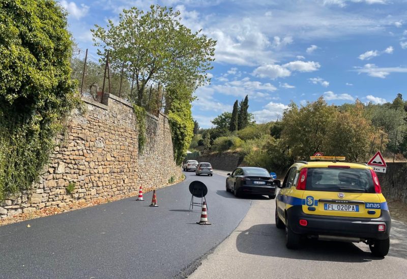 GERMOGLI PH: 25 AGOSTO 2021 FIRENZE VIA BOLOGNESE LAVORI STRADALI BITUMATRICE CATRAME ASFALTO CODE TRAFFICO RIASFALTATURA MANTO STRADALE ANAS MANUTENZIONE STRADE