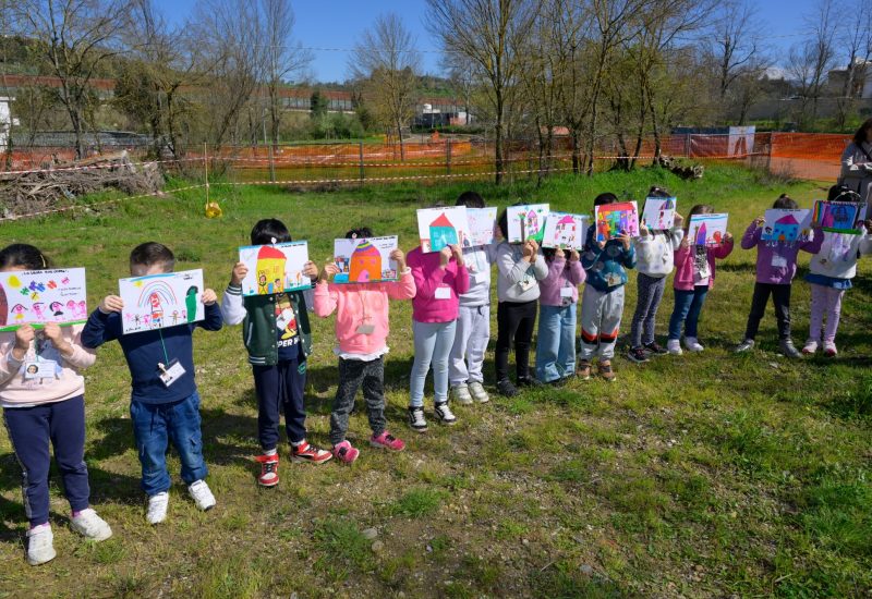 GERMOGLI PH: 25 MARZO 2024 BAGNO A RIPOLI A PONTE A NICCHERI E' STATO INAUGURATO IL CANTIERE DELLA NUOVA SCUOLA DELL'INFANZIA CHE VERRA' COSTRUITA IN VIA DI BELMONTE NELLA FOTO I BIMBI DELLE SCUOLE DELL'INFANZIA DELLA ZONA CON I DISEGNI REALIZZATI PER L'OCCORENZA