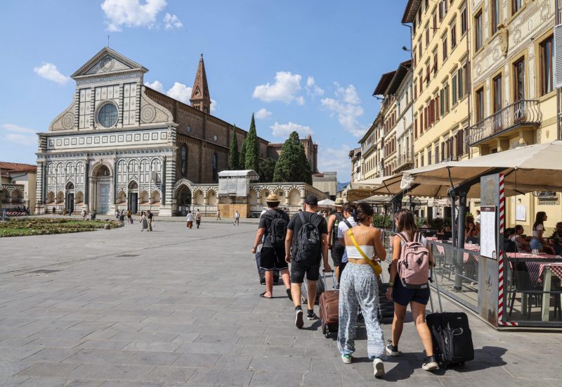 GERMOGLI PH: 26 LUGLIO 2024 FIRENZE CENTRO STORICO TIRISTI TURISMO MORDI E FUGGI ESTATE CALDO SOLE STRANIERI VALIGE 
HOTELS ALBERGO BED AND BREAKFAST