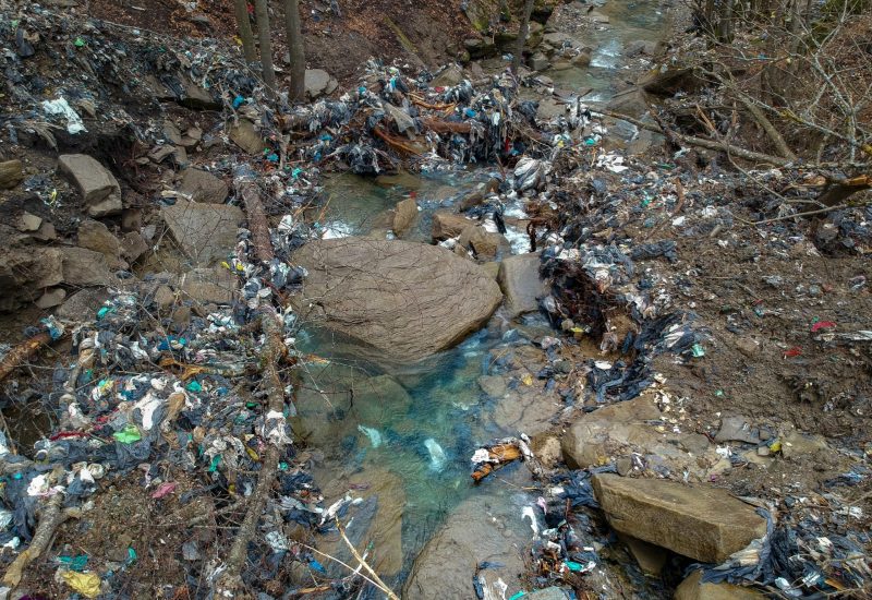 GERMOGLI PH: 26 MARZO 2025 PALAZZUOLO SUL SENIO FRANA IL TERRENO A CAUSA DELLE FORTI PIOGGE MALTEMPO RIPORTANDO ALLA LUCE UNA VECCHIA DISCARICA DI RIFIUTI DEGLI ANNI 70 FINENDO NEL RIO ROVIGO