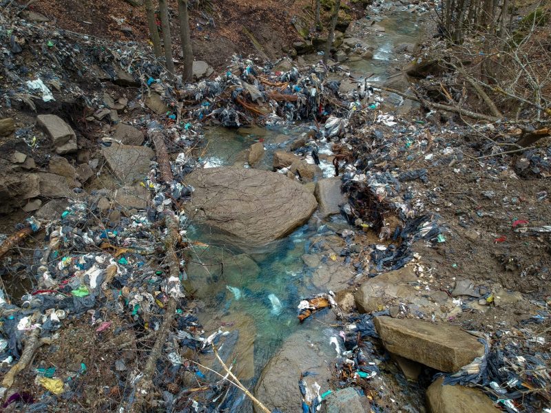 GERMOGLI PH: 26 MARZO 2025 PALAZZUOLO SUL SENIO FRANA IL TERRENO A CAUSA DELLE FORTI PIOGGE MALTEMPO RIPORTANDO ALLA LUCE UNA VECCHIA DISCARICA DI RIFIUTI DEGLI ANNI 70 FINENDO NEL RIO ROVIGO