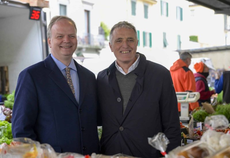 GERMOGLI PH: 27 APRILE 2024 FIRENZE IL CANDIDATO SINDACO EIKE SCHMIDT PROSEGUE LA SUA CAMPA ELETTORALE NELLA MATTINATA HA VISITATO I BANCHI DEL MERCATO DI SANT'AMBROGIO NELLA FOTO EIKE SCHMIDT E MARIA TRIPODI VISITANO LA PERTE ORTOFRUTTICOLA DEL MERCATO DI SANT'AMBROGIO