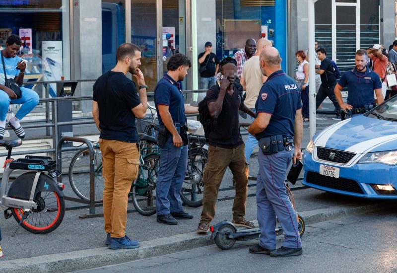 GERMOGLI PH: 31 LUGLIO 2024 FIRENZE VIA ALAMANNI STAZIONE SANTA MARIA NOVELLA RETATA CONTROLLI ANTIDROGA DELLE FORZE DELL'ORDINE NELLA FOTO POLIZIA DI STATO DIGOS